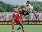 Victor-Luiz-saat-duel-dengan-Yance-Sayuri-dalam-laga-Malut-United-vs-PSM.jpg