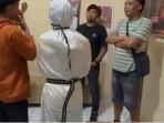 Viral Teror 'Pocong': Berdiri di Depan Rumah Warga Tangsel, Imbauan MUI Bekasi, Tertangkap di Kediri
