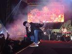 Vokalis-Repvblik-Ruri-Herdian-saat-tampil-dalam-acara-Baturan-Fest.jpg