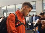 WAJAH-DATAR-Kapten-Tim-Timnas-Indonesia-Jay-Idzes-menyempatkan-diri.jpg<pf>LESU-Para-pemain-Timnas-Indonesia-di-dalam-bus.jpg<pf>PINCANG-Pilar-pemain-Timnas-Indonesia-Yance-Sayuri-tampak-terpincang.jpg