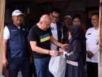 Wakil-Ketua-DPR-Saan-Mustopa-mengunjungi-korban-banjir-rob-di-Karawang-Jawa-Barat.jpg