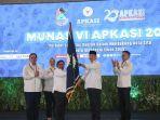 Wakil-Mendagri-Ribka-Haluk-menyerahkan-pataka.jpg