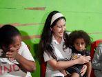 Wamen-Isyana-Bagoes-Oka-saat-mengunjungi-Papua.jpg