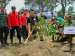 Wamenhut-Rohmat-Marzuki-saat-penanaman-pohon-di-Riau.jpg