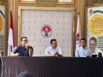 Wamenpora-Taufik-Hidayat-tengah-saat-melakukan-konferensi-pers.jpg