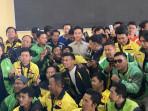 Gibran Makan Seafood Bareng Ratusan Driver Ojol Setelah Tinjau Panen Lobster di Batam