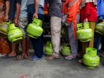 Warga-Antre-Beli-Gas-3-Kg_20250203_142149.jpg