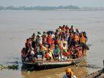 Warga-India-berbondong-bondong-naik-perahu-setelah-Sungai-Gangga-meluap.jpg