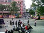 Warga-Menyaksikan-Kerusuhan-di-Hotel-Planet-Holiday.jpg