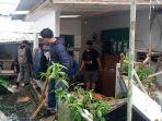 Warga-bersihkan-rumah-dari-sisa-lumpur-banjir.jpg