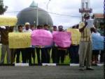 Warga-demo-kades-selingkuh.jpg