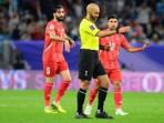 Wasit-Ahmed-Al-Ali-asal-Kuwait-saat-memimpin-laga-Iran-vs-Qatar-dalam-ajang-AFC-Asian-Cup-2023.jpg