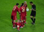 Wasit-Pedro-Proenca-bersama-pemain-Bayern-Muenchen.jpg