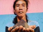 Wasroni-dan-batu-meteor.jpg