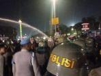 Water-cannon-menyemprotkan-air-untuk-mem.jpg