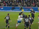 William-Saliba-dan-Joao-Pedro-benturan-kepada-pada-laga-Brighton-vs-Arsenal.jpg