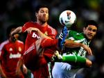 Xabi-Alonso-adu-tenaga-tendang-bola.jpg