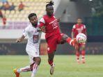 YANCE-VS-SIDIBE-Duel-perebutan-bola-Yance-Sayuri.jpg