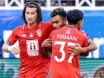 Yance-Sayuri-merayakan-golnya-bersama-rekan-setim-Malut-United-di-Liga-1.jpg