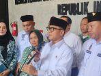 Yandri-Susanto-saat-memberikan.jpg