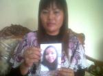 Yenny-Larasati-memegangi-foto-adinya-Ernawati-yang-tewas-di-arab-saudi.jpg