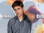 Zac-Efron-pegang-pundak.jpg