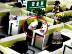 Zhang-asal-Taixing-China-dipecat-setelah-tertidur-selama-1-jam-di-meja-tempatnya-bekerja.jpg