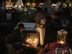 Berita Foto : Melihat Tradisi Ziarah Makam Malam Natal Warga Keturunan Portugis
