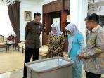 a-iriana-menengok-cucuk-jusuf.jpg