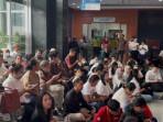 Ruang Sidang Penuh, Pendukung Nadiem Makarim Pilih Gelar Nobar di Lobi Pengadilan