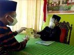 aa-25-pengantin-pria-di-tulungagung-memamerkan-buku-nikah-seusai.jpg