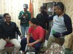 aa-baju-merah-diamankan-ke-kantor-bawaslu-kepulauan-meranti.jpg