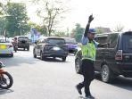 aan-yunanto-tengah-mengatur-lalu-lintas-di-ruas-jalan-adi-sucipto.jpg