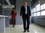aaron-eckhart-dan-liana-liberato-dalam-the-expatriate-erased.jpg