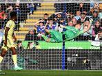 aaron-ramsdale-menyelamatkan-tendangan-bebas-yang-diambil-oleh-gelandang-leicester.jpg