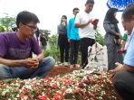 aat-mendoakan-adiknya-deden-hidayat_20170424_154103.jpg