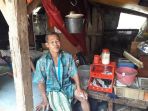 abah-yoyo-tinggal-di-bekas-kandang-kambing_20170904_144435.jpg