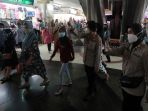 abaikan-prokes-warga-padati-pasar-tanah-abang-untuk-berbelanja_20210502_201604.jpg