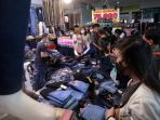 abaikan-prokes-warga-padati-pasar-tanah-abang-untuk-berbelanja_20210502_201907.jpg