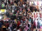 abaikan-prokes-warga-padati-pasar-tanah-abang-untuk-berbelanja_20210502_210246.jpg