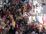 abaikan-prokes-warga-padati-pasar-tanah-abang-untuk-berbelanja_20210502_210556.jpg