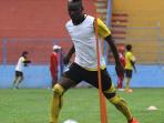 abblode-yao-rudy-striker-arema-cronus_20150303_031038.jpg