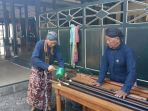 abdi-dalem-keraton-yogyakarta-menjamas-tombak_20181008_114030.jpg