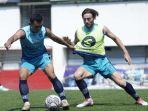 abdul-aziz-dan-marc-klok-berebut-bola-dalam-sesi-latihan-bersama-persib-bandung.jpg