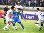 abdul-aziz-gelandang-persib-bandung-dikerumuni-para-pemain-arema-fc.jpg