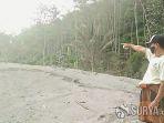 abdul-aziz-saat-menunjukkan-lahan-pertaniannya-yang-terkena-lahar-panas-gunung-semeru.jpg