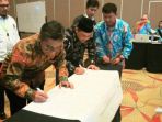 abdul-muin-ketua-kpud-jakarta-utara-saat-mendatangani-hasil-rekapitulasi-perhitungan-suara_20170427_161437.jpg