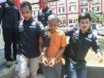 abdul-pelaku-pembunuhan-saat-digiring-oleh-polisi-di-polda-kepri.jpg