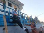 abk-km-sumber-rejeki-melompat-ke-laut.jpg