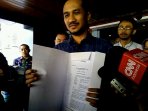 abraham-samad-menerima-sk-deponering-dari-jam-pidum_20160306_204949.jpg